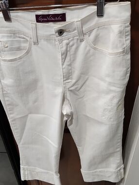Gloria Vanderbilt White Embroidered Capri Jeans